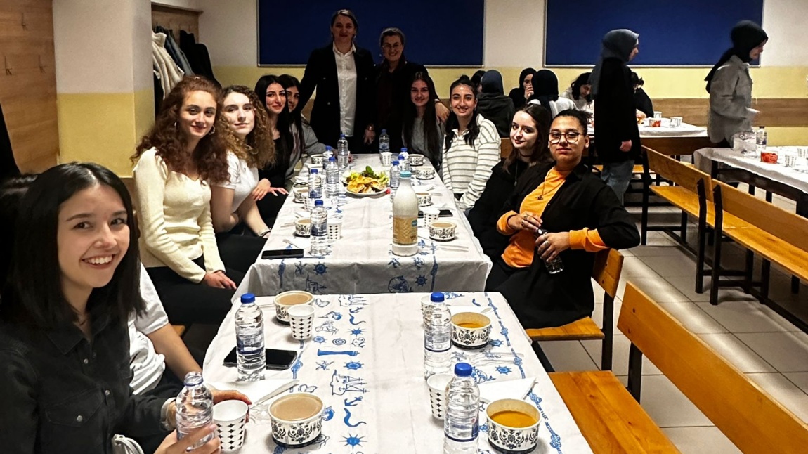 Şule Yüksel Şenler Kız Anadolu İmam Hatip Lisesi Dil Sınıfı' nın 